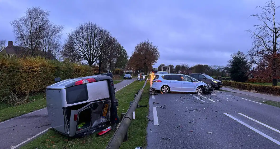 Weg bezaaid met voertuigen