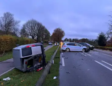 Weg bezaaid met voertuigen