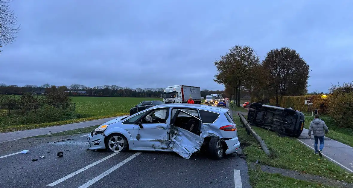 Weg bezaaid met voertuigen - Foto 1