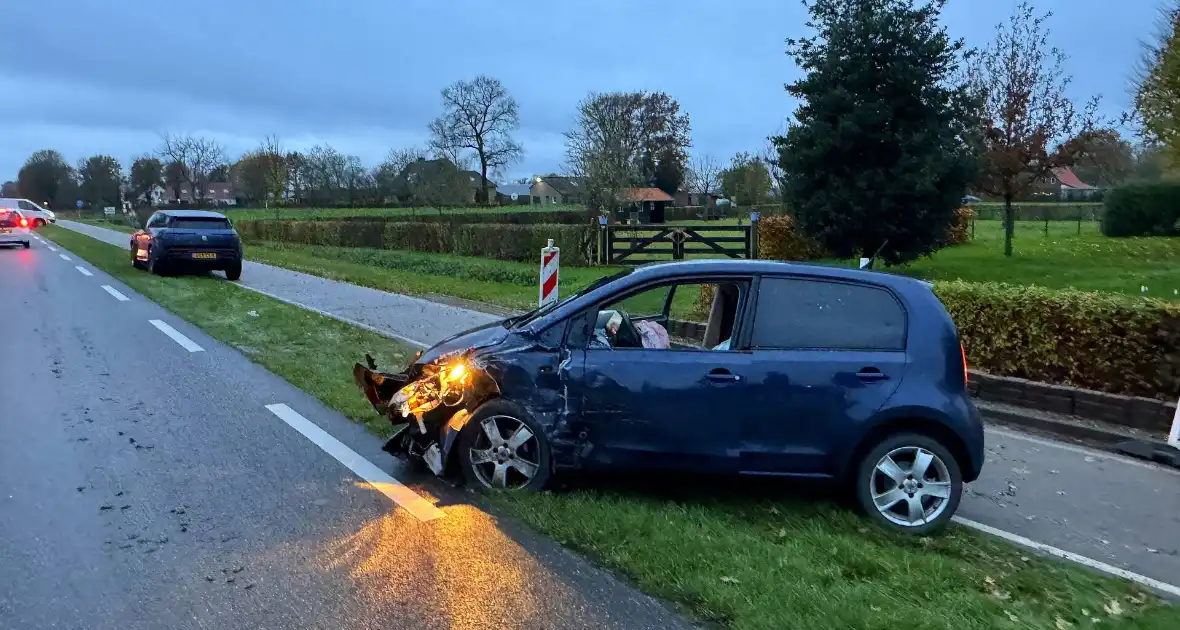 Weg bezaaid met voertuigen - Foto 2