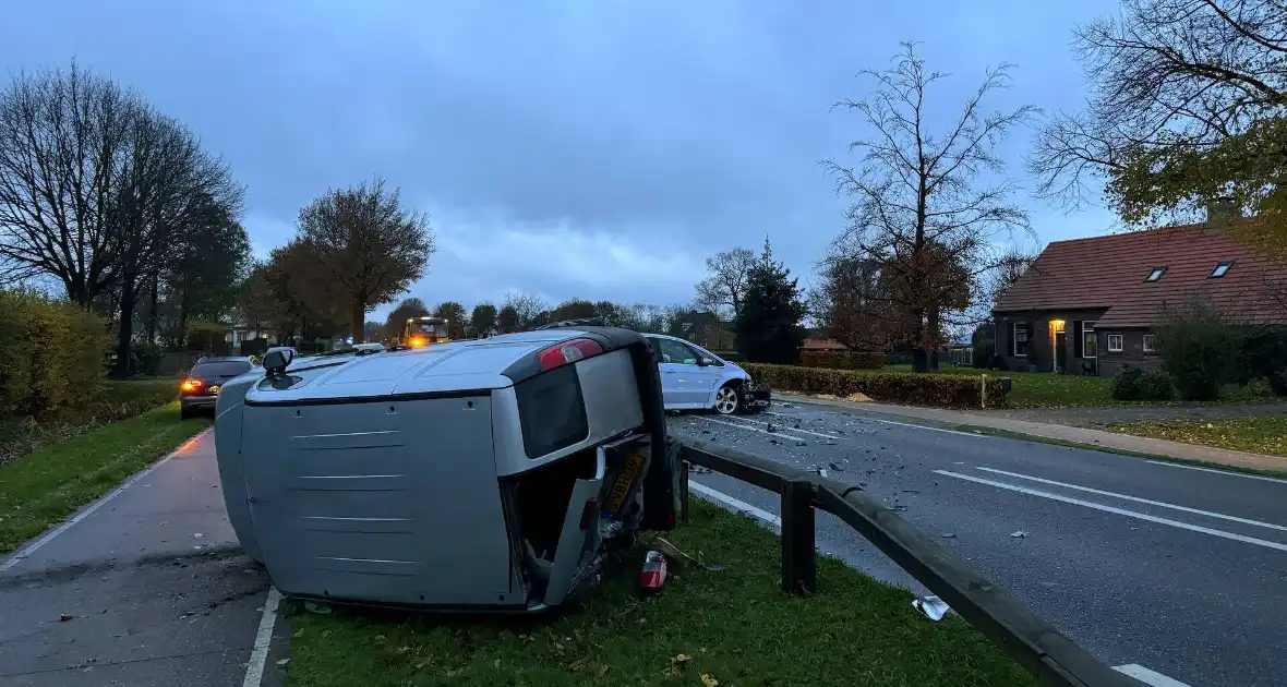 Weg bezaaid met voertuigen - Foto 3