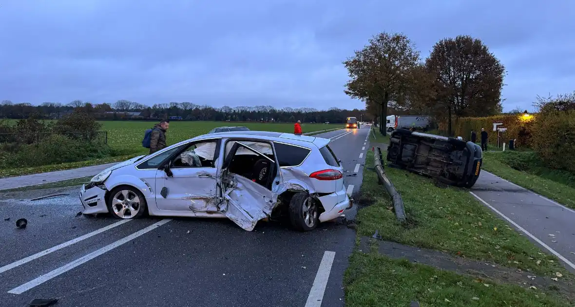 Weg bezaaid met voertuigen - Foto 4