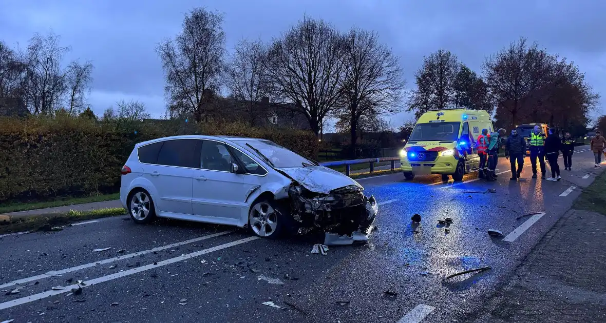 Weg bezaaid met voertuigen - Foto 5