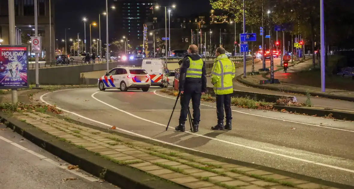 Bakwagen vliegt uit bocht, bestuurder gewond - Foto 2