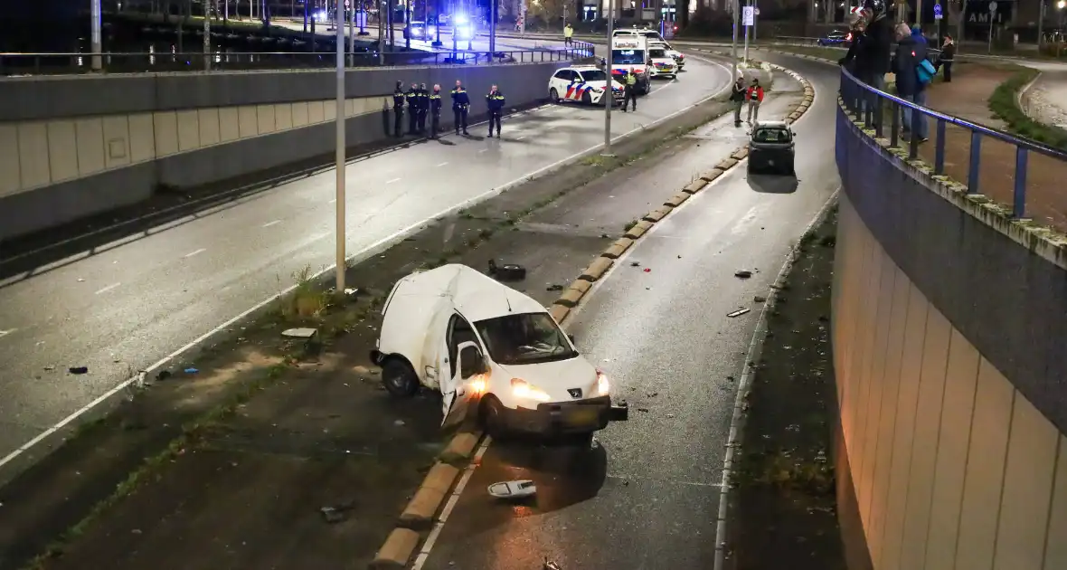 Bakwagen vliegt uit bocht, bestuurder gewond - Foto 4