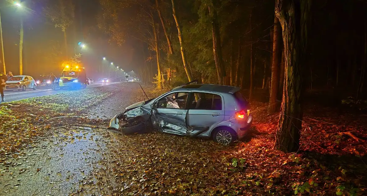 Drie auto's fiks beschadigd bij ongeval - Foto 2