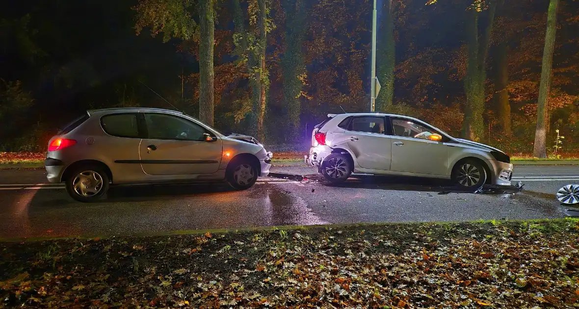 Drie auto's fiks beschadigd bij ongeval - Foto 4