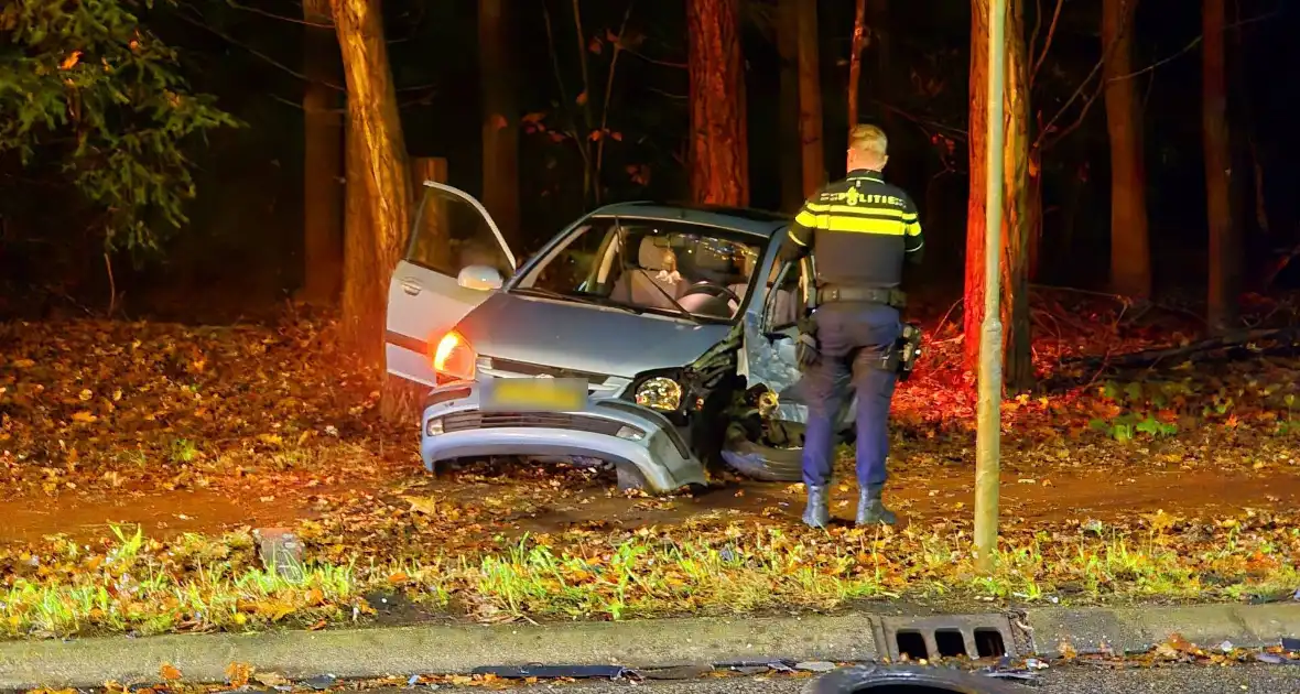 Drie auto's fiks beschadigd bij ongeval - Foto 5