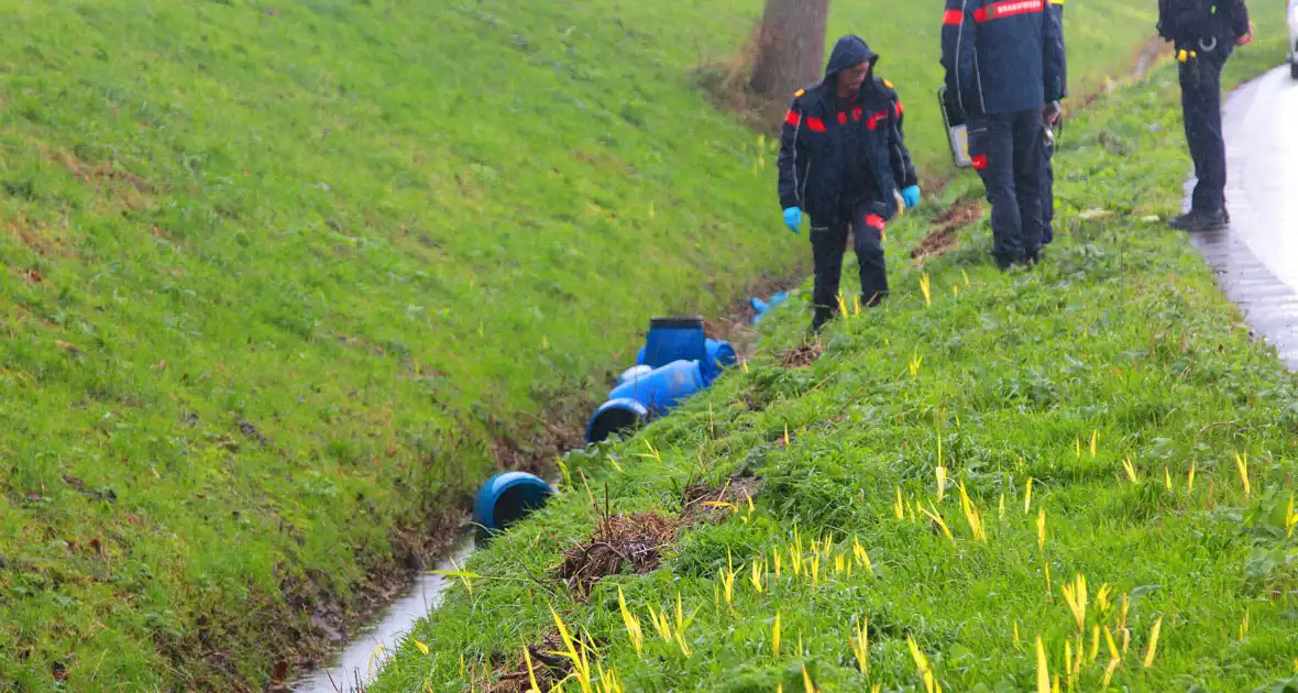 Verdachte vaten aangetroffen in sloot