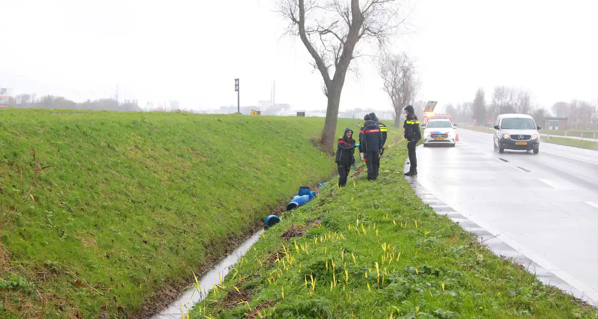 Verdachte vaten aangetroffen in sloot - Foto 1