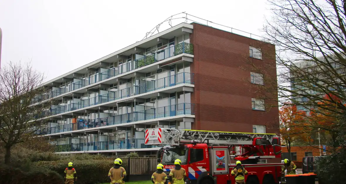 Omgeving afgezet door gevaarlijk hangende steigerdeel