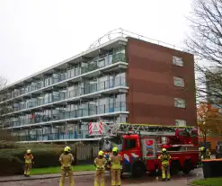 Omgeving afgezet door gevaarlijk hangende steigerdeel