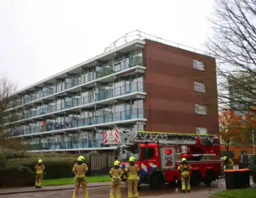 Omgeving afgezet door gevaarlijk hangende steigerdeel