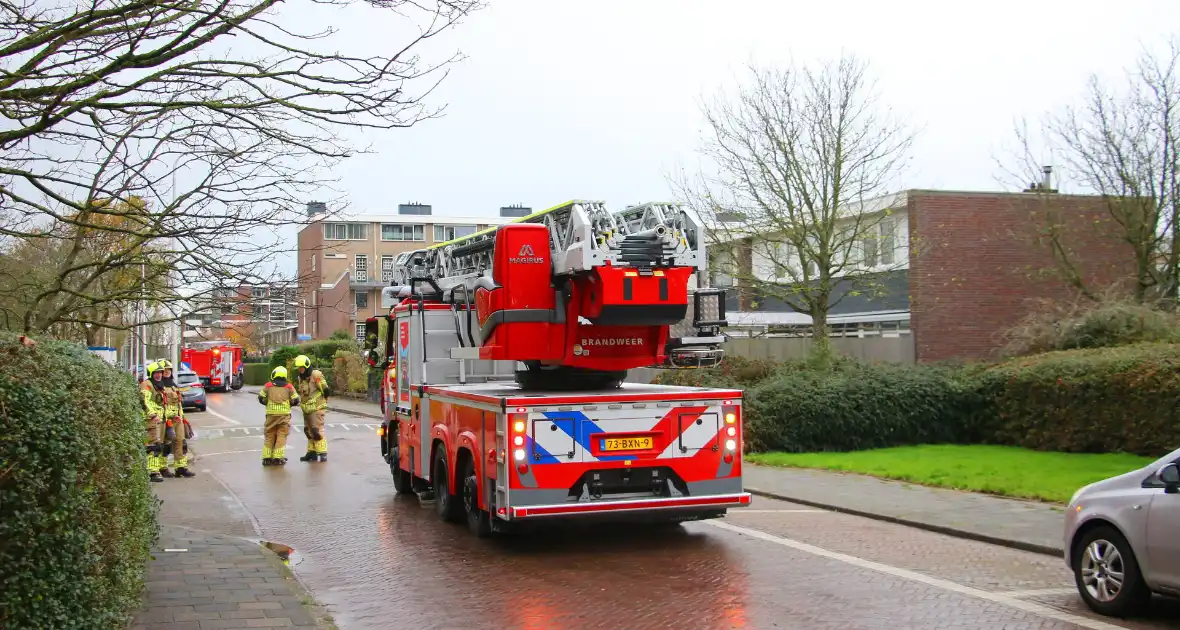 Omgeving afgezet door gevaarlijk hangende steigerdeel - Foto 2