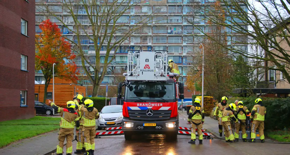 Omgeving afgezet door gevaarlijk hangende steigerdeel - Foto 4