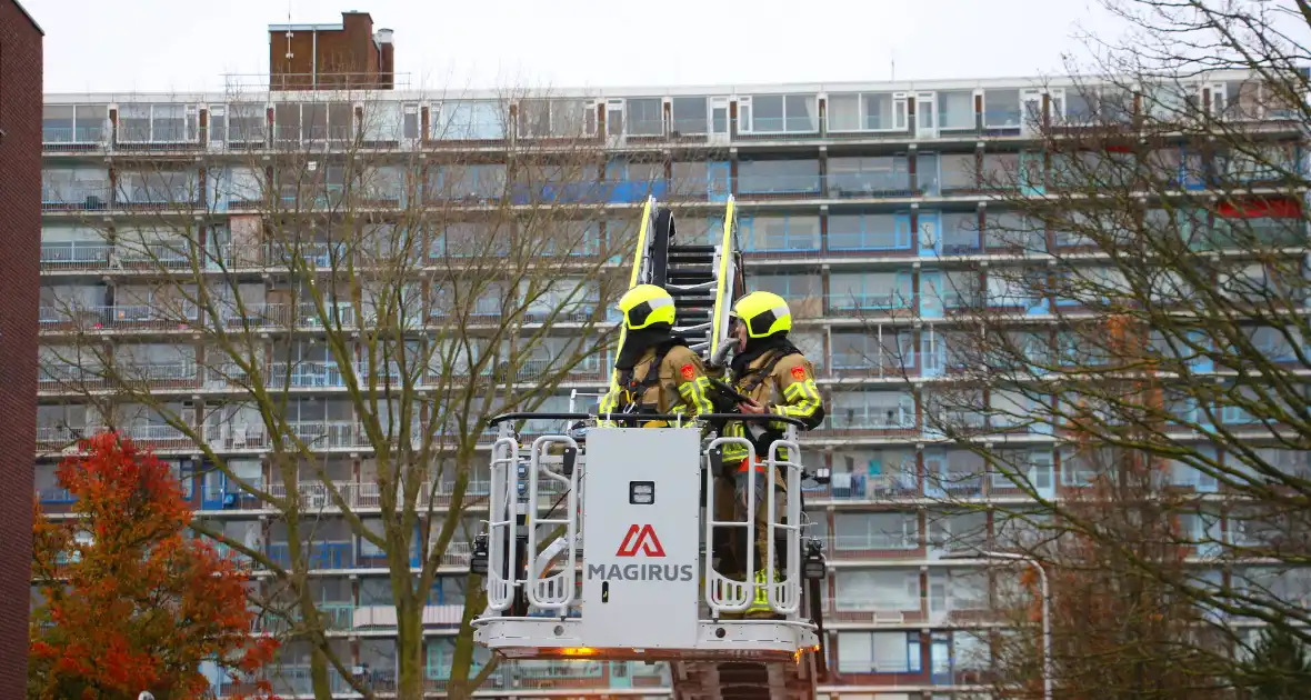 Omgeving afgezet door gevaarlijk hangende steigerdeel - Foto 5