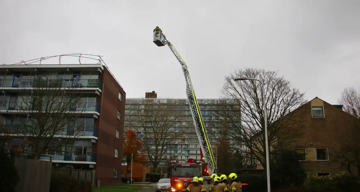 Omgeving afgezet door gevaarlijk hangende steigerdeel - Foto 6