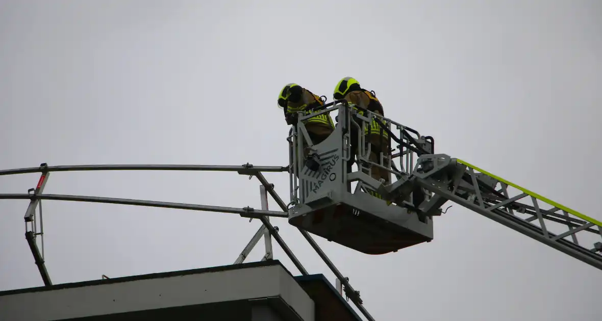 Omgeving afgezet door gevaarlijk hangende steigerdeel - Foto 7