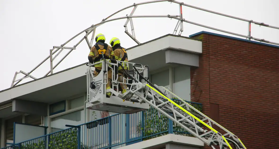 Omgeving afgezet door gevaarlijk hangende steigerdeel - Foto 8