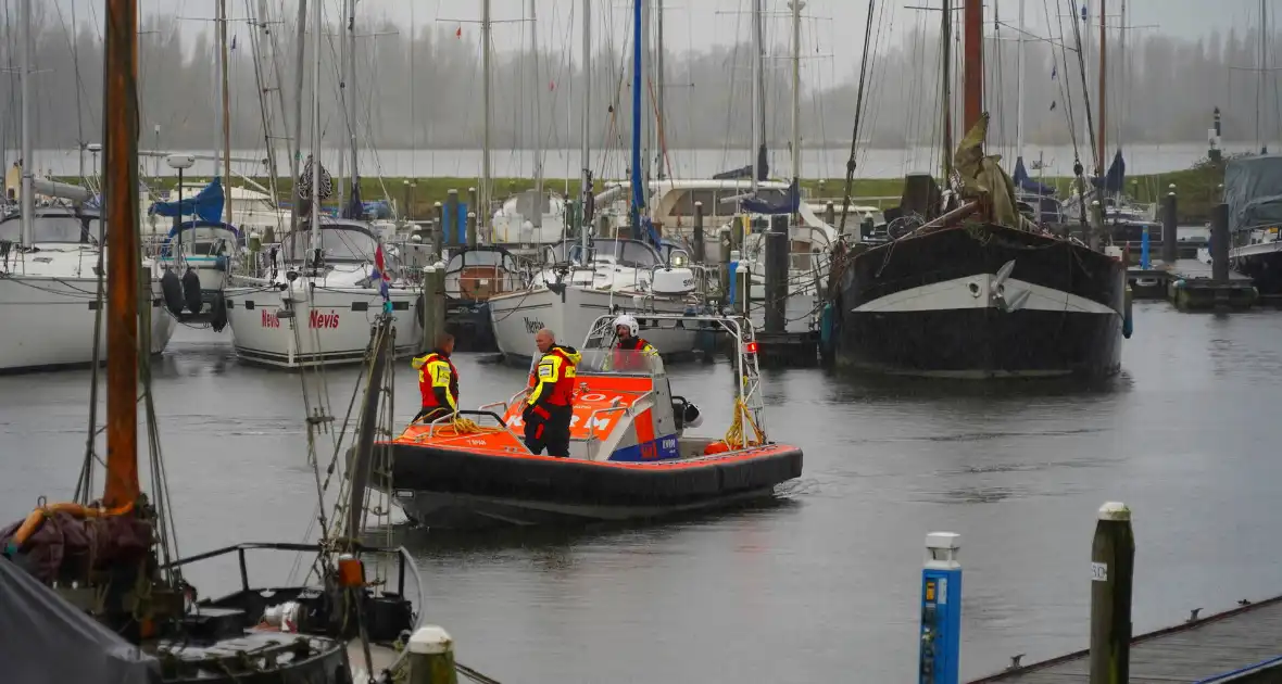 Overleden persoon aangetroffen na melding persoon te water - Foto 4