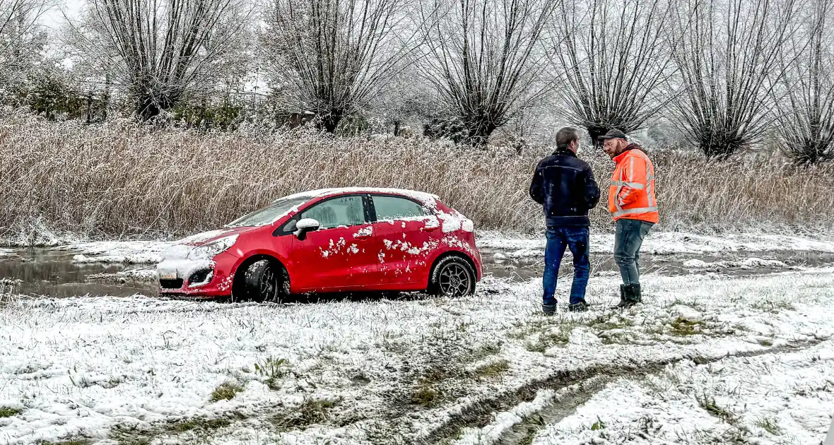 Automobilist glijdt van de weg