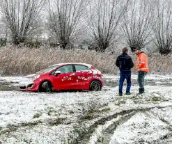 Automobilist glijdt van de weg