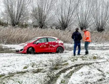 Automobilist glijdt van de weg