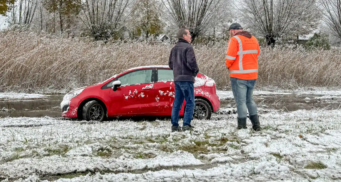 Automobilist glijdt van de weg - Foto 1