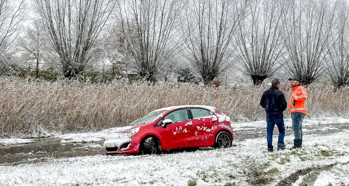 Automobilist glijdt van de weg - Foto 2