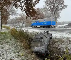 Auto in sloot na botsing met vrachtwagen