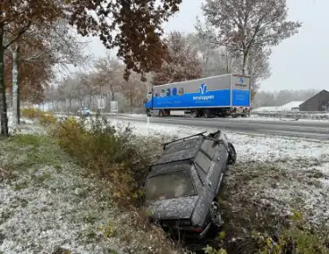 Auto in sloot na botsing met vrachtwagen