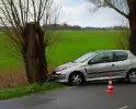 Personenauto botst tegen boom