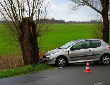 Personenauto botst tegen boom