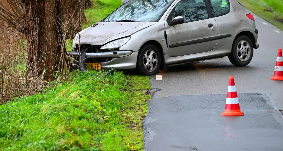 Personenauto botst tegen boom - Foto 1