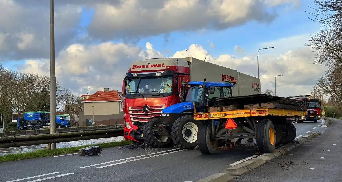 Ravage bij ongeval tussen tractor en vrachtwagen