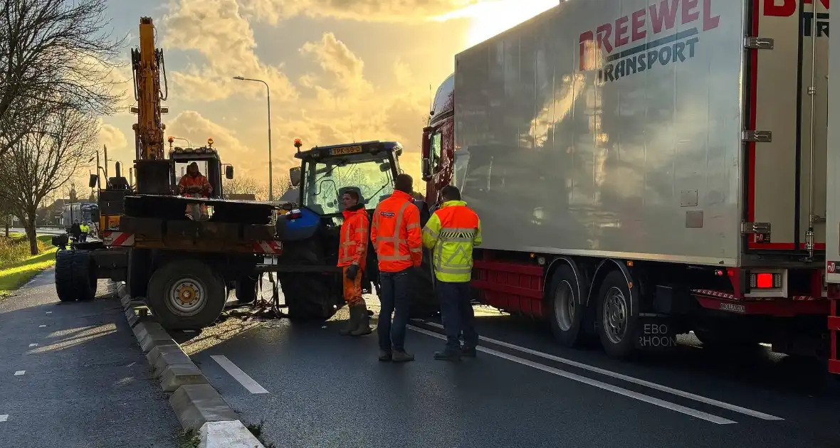 Ravage bij ongeval tussen tractor en vrachtwagen - Foto 2