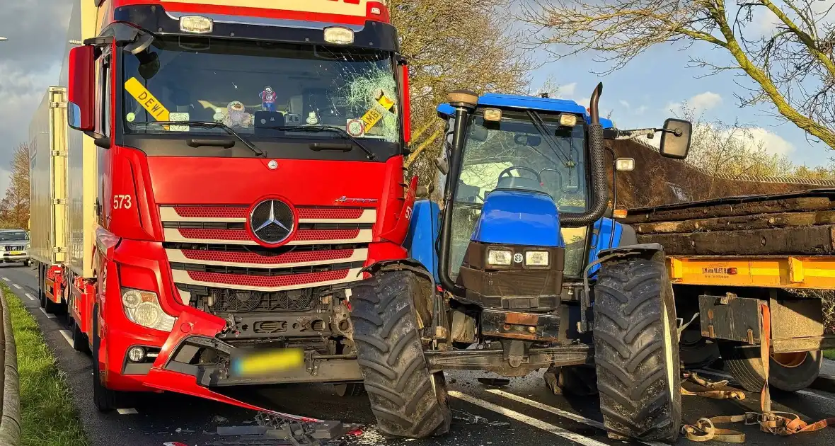 Ravage bij ongeval tussen tractor en vrachtwagen - Foto 3