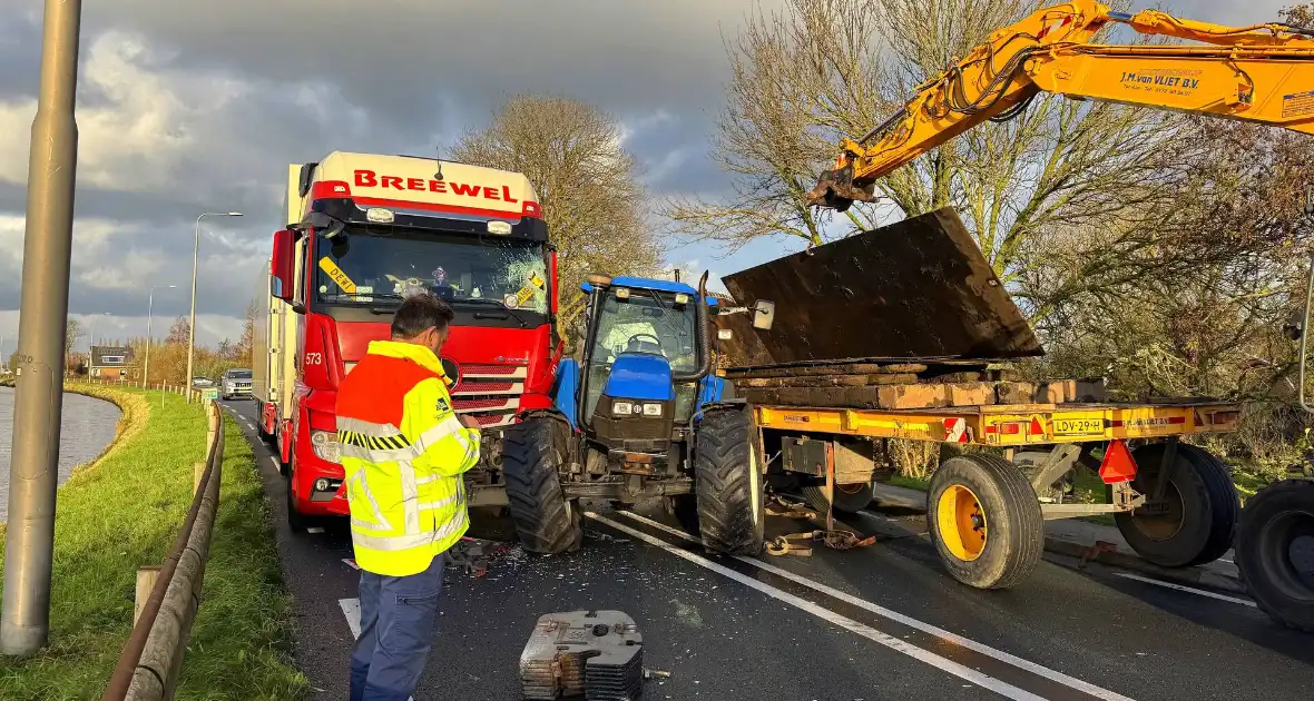 Ravage bij ongeval tussen tractor en vrachtwagen - Foto 4