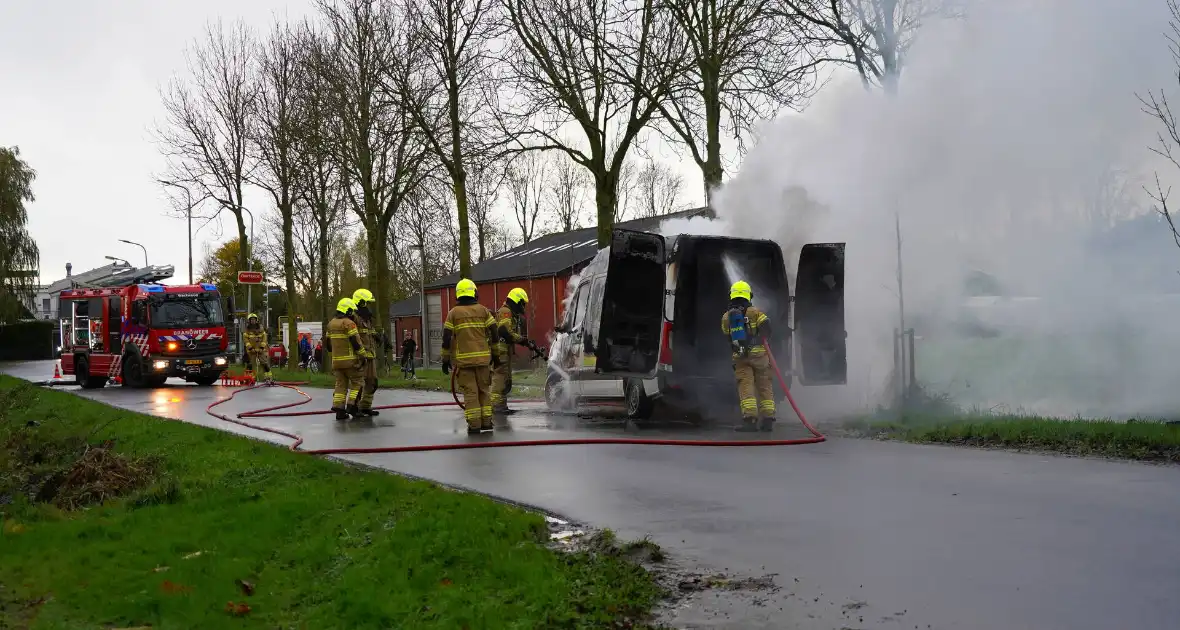 Brandweer blust brand in bestelbus