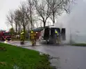 Brandweer blust brand in bestelbus