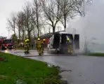 Brandweer blust brand in bestelbus