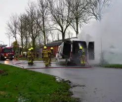 Brandweer blust brand in bestelbus