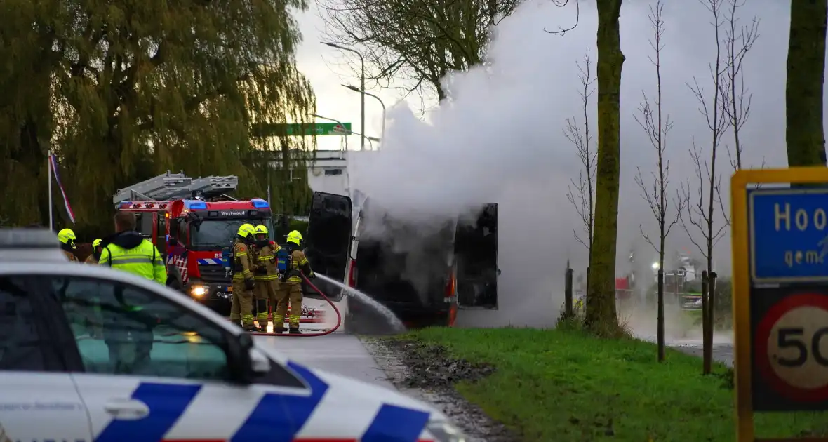 Brandweer blust brand in bestelbus - Foto 1