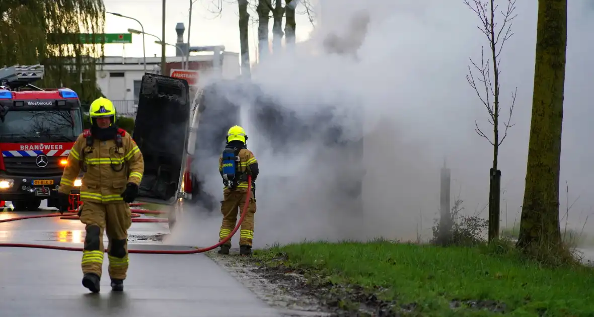 Brandweer blust brand in bestelbus - Foto 2
