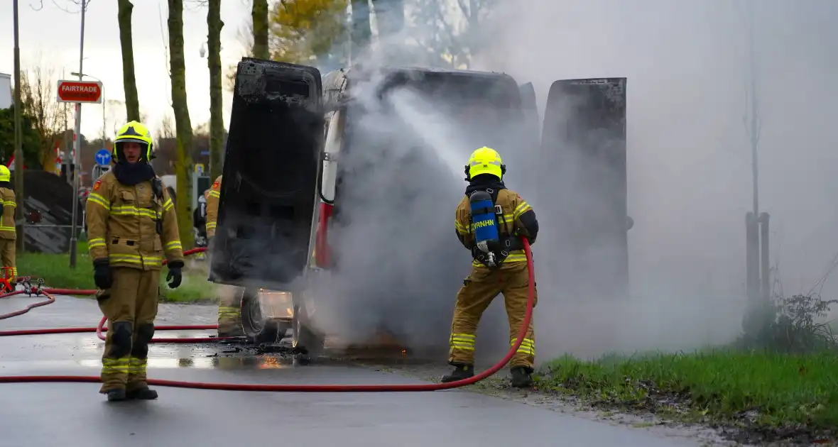 Brandweer blust brand in bestelbus - Foto 3