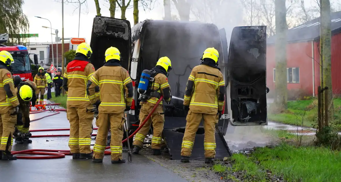 Brandweer blust brand in bestelbus - Foto 5