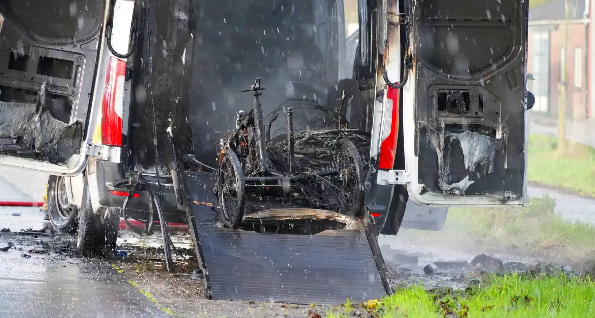 Brandweer blust brand in bestelbus - Foto 6