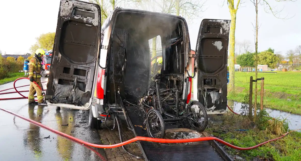 Brandweer blust brand in bestelbus - Foto 7