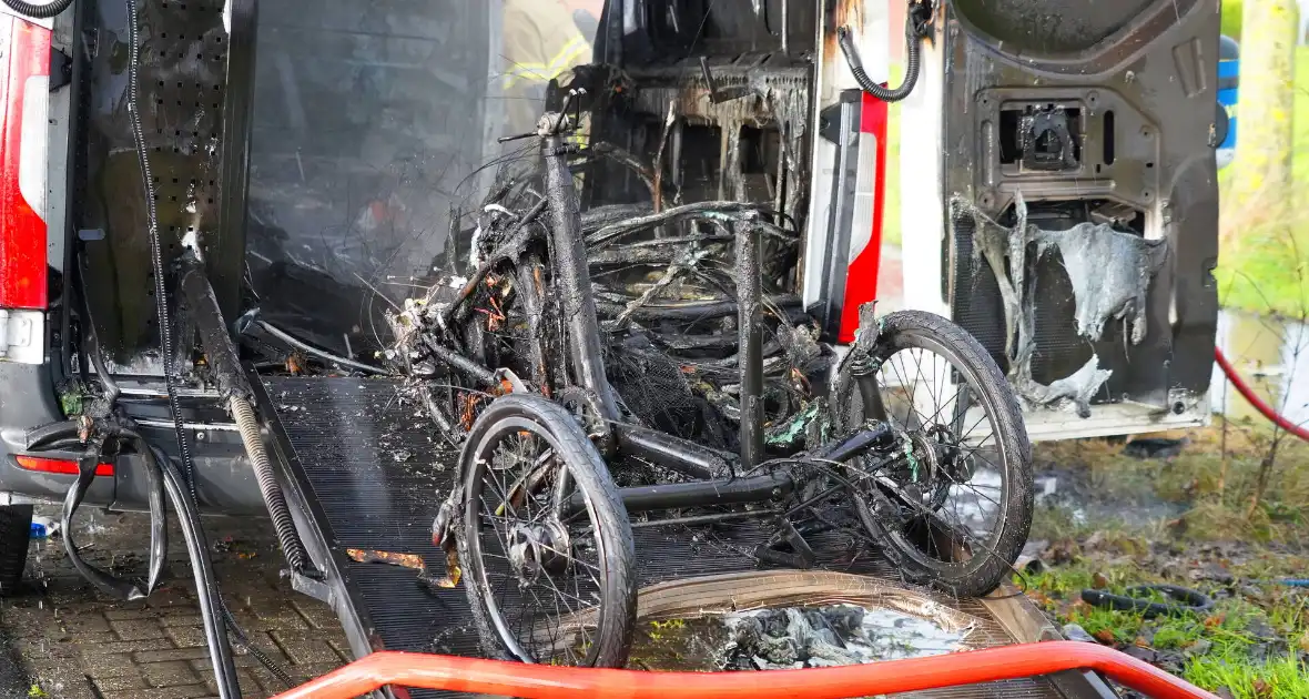Brandweer blust brand in bestelbus - Foto 8