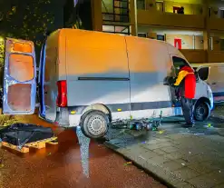 Fatbiker klem onder bestelbus na aanrijding